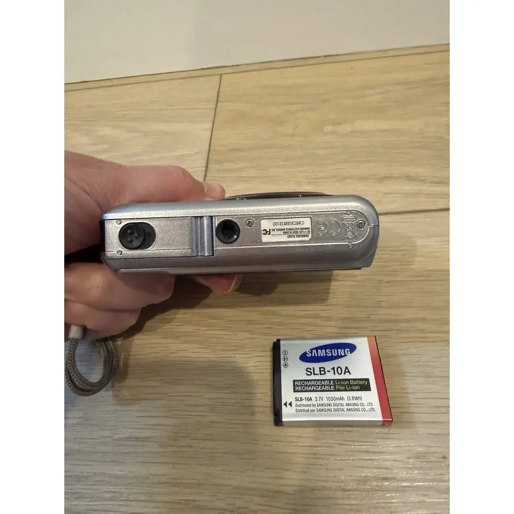 Samsung SL502 12.2 Mega Pixels 5x Optical Zoom Silver Compact Untested